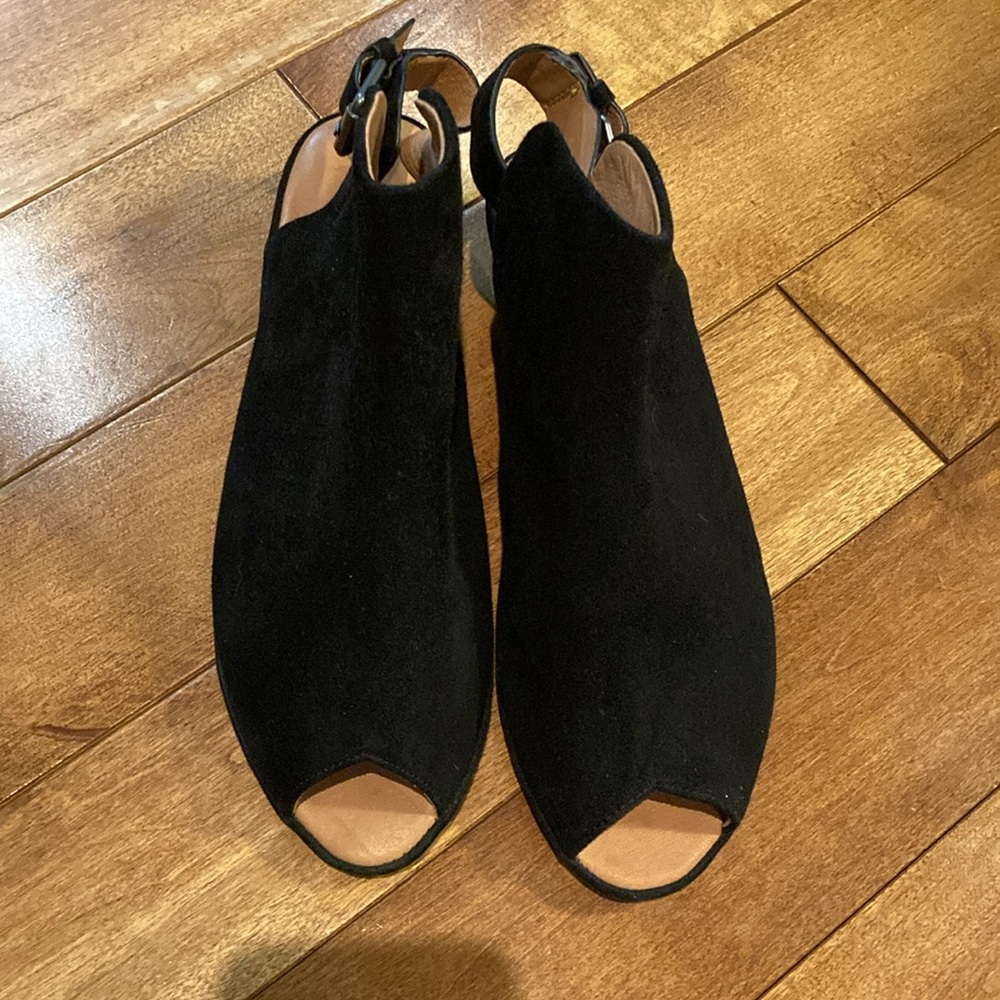 Gentle Souls by Kenneth Cole Lyla Suede Peep-Toe Black Wedge Sandals Size: 8M